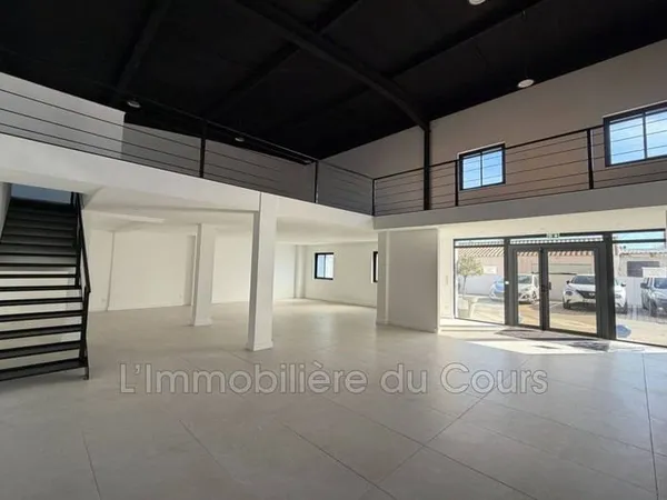 Local professionnel 200 m²