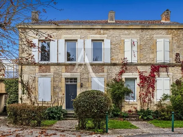 Maison en pierres au coeur du bourg ? Ancienne Poste pleine de charme