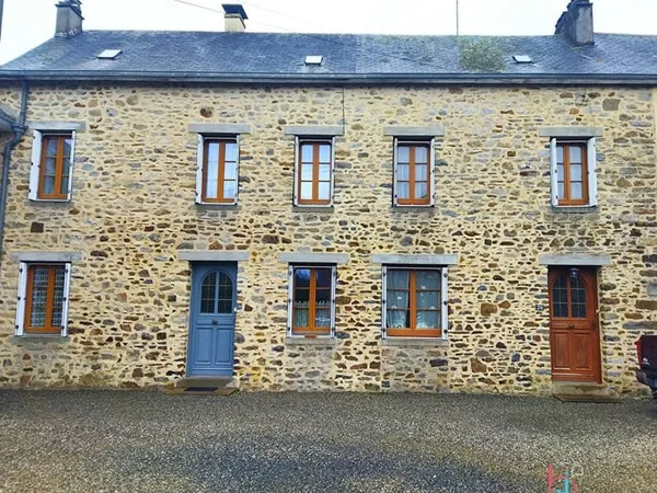 Ensemble immobilier en pierres à Andouillé