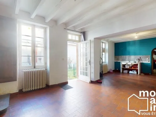 Maison de ville avec local commercial loué 880€
