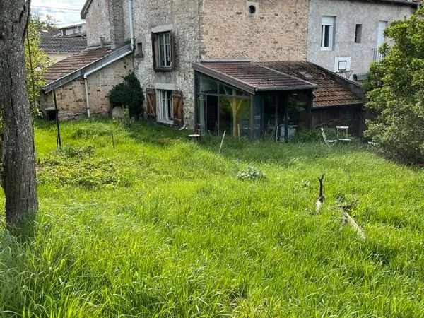 Un grand terrain arboré de 1500 m² à 5 mn à pied du centre ville pour cette maison à rénover