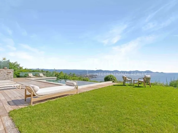 Villa de luxe aux Issambres avec vue mer panoramique et piscine à débordement