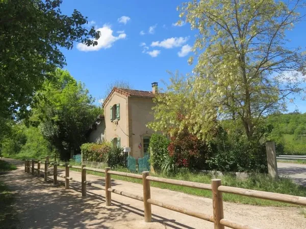 Maison en pierre indépendante de caractère dans un cadre magnifique