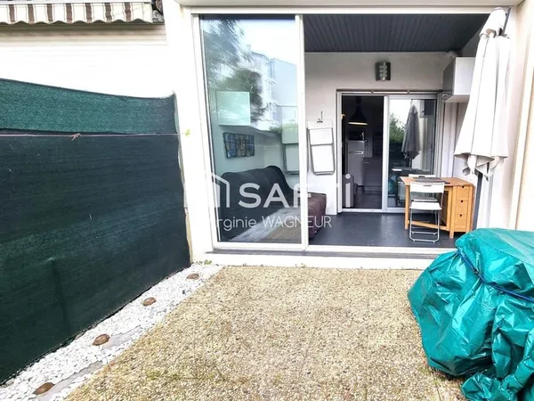 Appartement en rdj avec terrasse et parking privé.