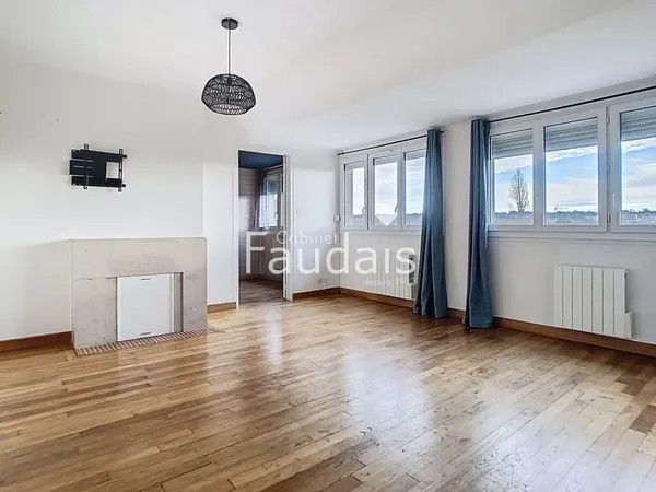 APPARTEMENT DUPLEX AU PIED DES COMMERCES