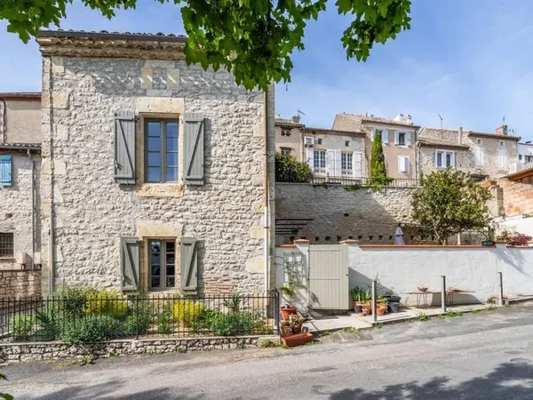 Maison de village avec jardin, terrasse sur le toit et parking
