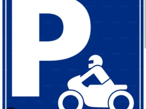 Emplacement pour tout type de véhicule 2 roues au coeur du Mans place de la République