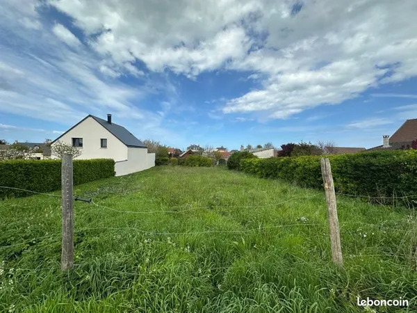 Grand terrain constructible avec maison