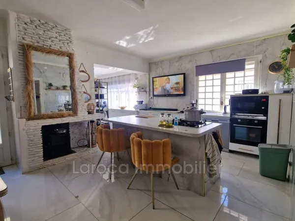 Maison de village spacieuse avec terrasses et garages ? 175 m
