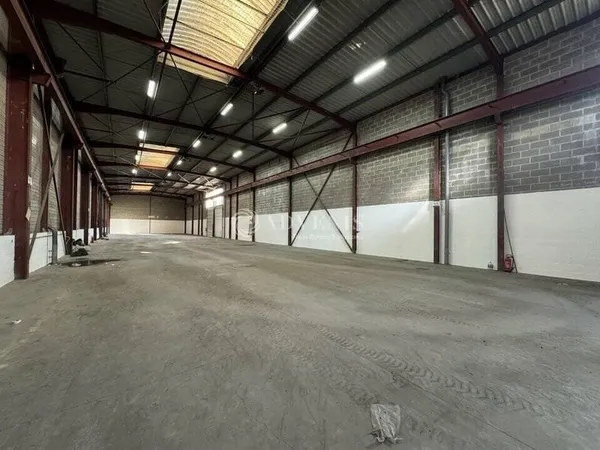 Local d'activité 1296 m²