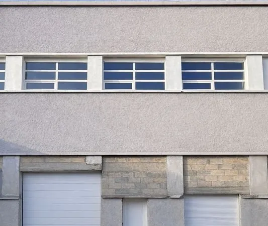 Local commercial ou professionnel de 90 m² ou plus