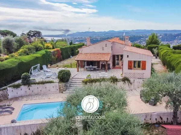 NICE OUEST // PLATEAU DE FABRON : VILLA À RÉNOVER / TERRAIN PLAT 1 400 m² / VUE MER & FORT POTENTIEL