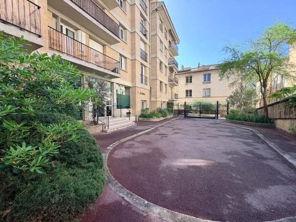 Rare Aix centre - Appartement T3 64 m², ascenseur, balcon, cave - emplacement premium