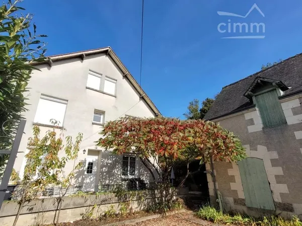 Grande maison familiale + grange à rénover, au coeur d'Esvres - potentiel de division ou projet de v