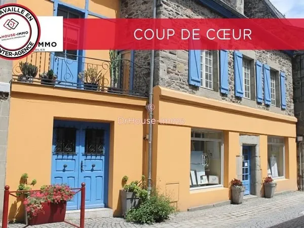 MAISON DE VILLE AVEC JARDIN ET BOUTIQUE.
