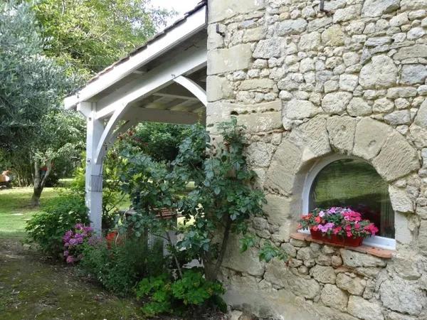 Plain pied en Pierre de 190m2 avec une dépendance et son lac