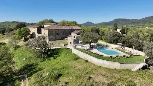 Propriété 32 pièces 896 m²