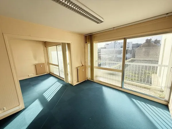 Appartement T5 à usage de bureaux, balcons, parking