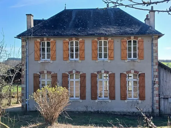 Ancienne école à rénover dans un petit hameau au calme avec très belle vue sur le Morvan à 3 heures