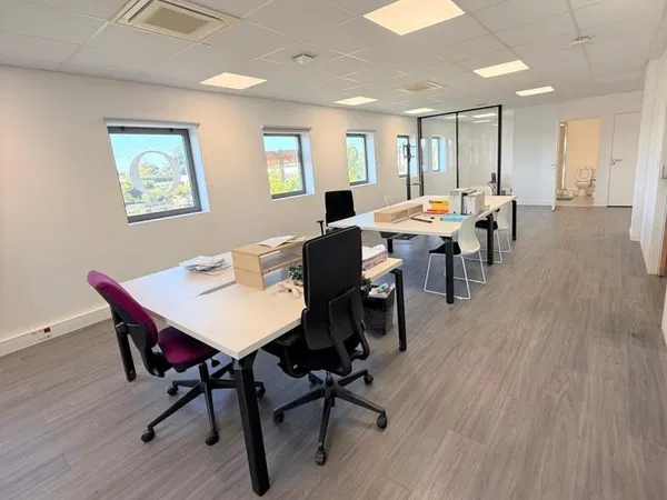 260 m² de bureaux climatisés et fonctionnel sur 2 étages. Disponible immédiatement