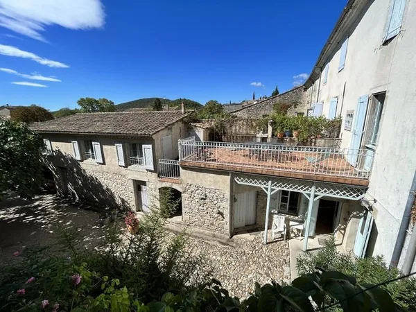 Demeure de ville et village