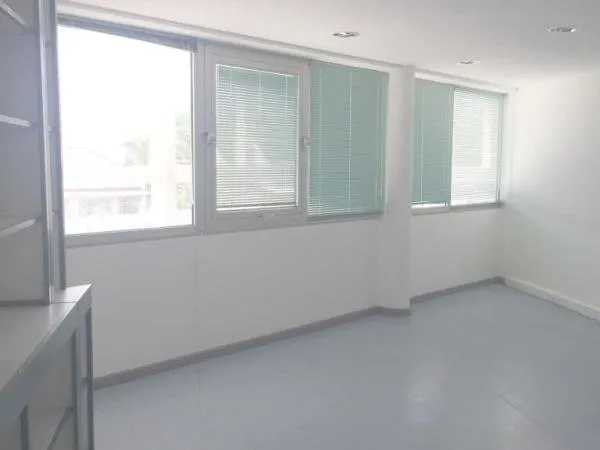 A LOUER LOCAL PROFESSIONNEL/ BUREAUX LE PORT