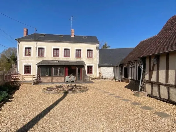 Maison ancienne avec deux hectares de terrain en Normandie