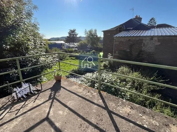 Maison à rénover avec garage et terrasse
