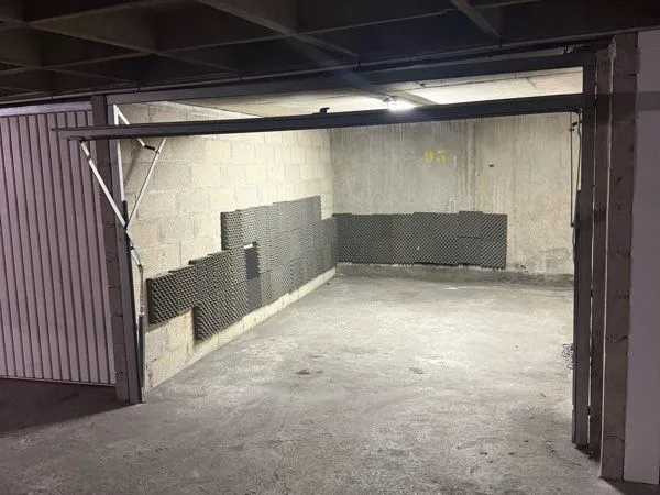 Box/ parking/local