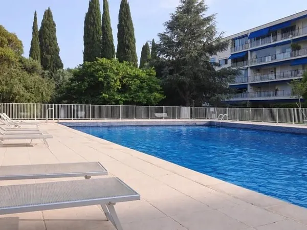 Chambre accès piscine à Magnan