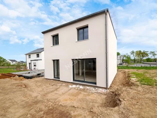 A vendre sur ERCE-PRES-LIFFRE, maison neuve livrée en avril 2026, 95 m² habitable, 3 chambres, une b
