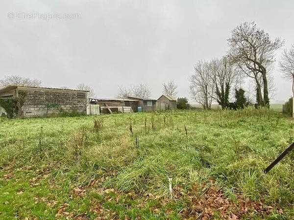 Terrain 822 m²