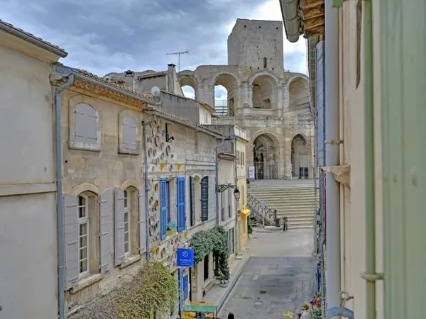 À vendre - Maison de ville au coeur du centre historique d'Arles, au pied des Arènes