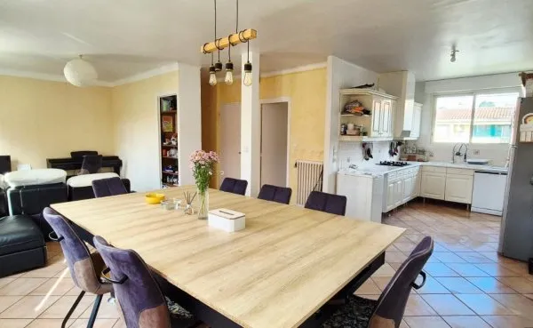 Maison familiale en impasse située en lisière pentagone avec 5 chambres, 2 points d'eau, garage et t
