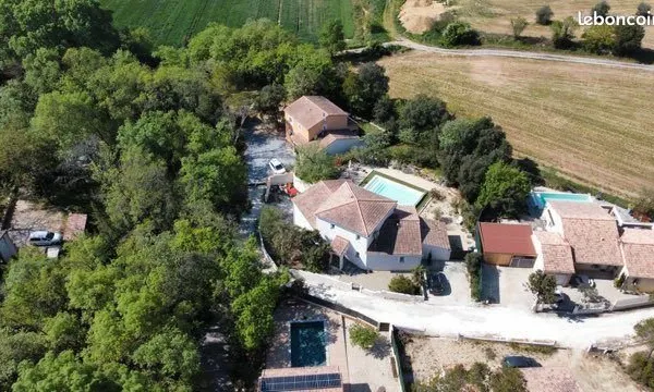 Superbe villa lumineuse - 203m² + sous-sol, 8 pièces, terrain 1050m², piscine & jardin paysagé