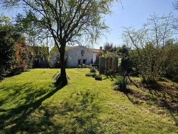 Charmante maison en pierre en village
