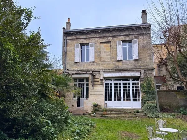 ÉLÉGANTE MAISON EN PIERRE AVEC GRAND JARDIN