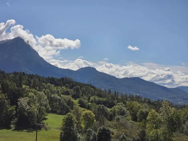 Terrain a bâtir d'environ 800 m2 avec un aperçu Lac.