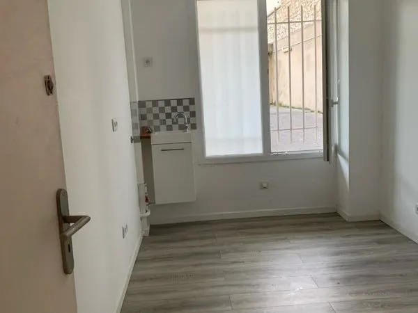 Chambre de bonne en Rez-de-chaussée