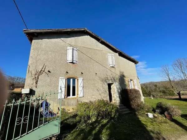 GRANDE MAISON AVEC DEPENDANCES ET VUE SUR LES CHAMPS