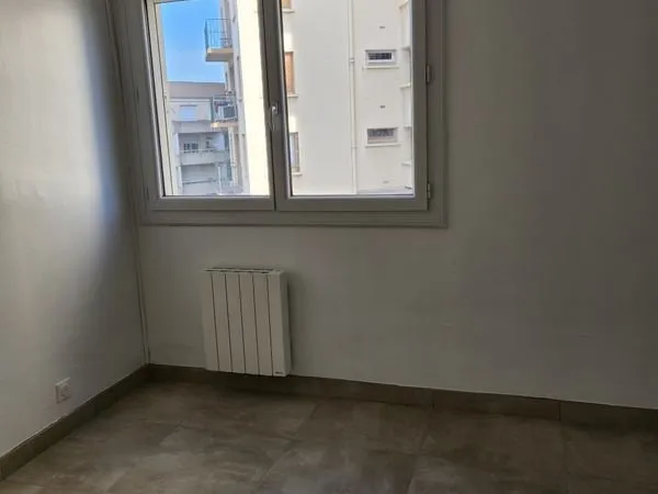 Loue appartement P3 rénové Nîmes 700 Euros charges comprises
