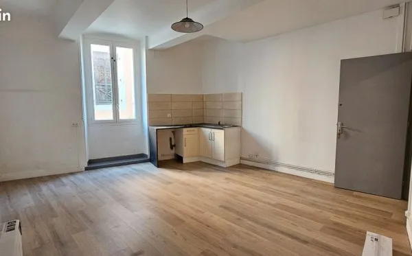 Grand studio 25 m²-cuisine aménagée-centre ville