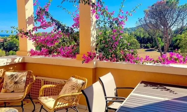AGAY CAP ESTEREL SUPERBE 2 PIECES AVEC LARGE TERRASSE