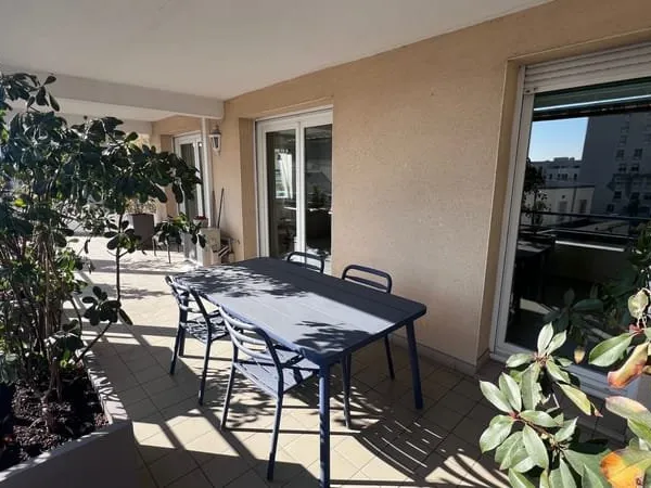 Beau et lumineux T4 de 99 m2, ascenseur, 38 m2 de terrasses, gar