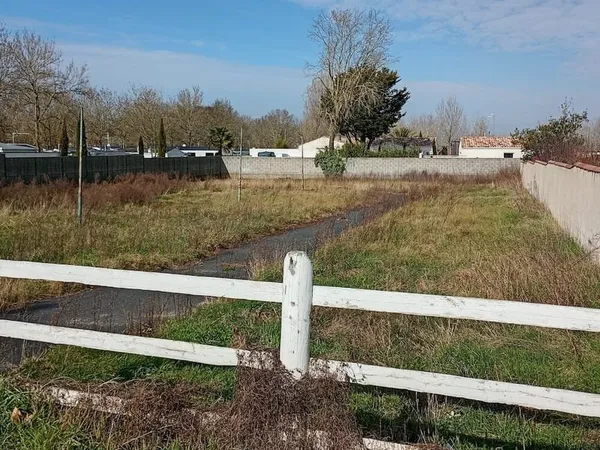 Terrain constructible à 600m de la plage