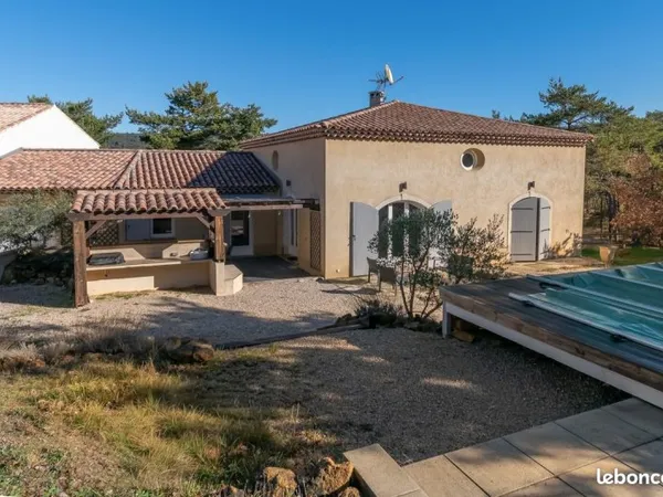 Maison familiale avec studio indépendant, piscine et grand terrain