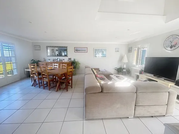 Maison familiale avec sous-sol complet et grand terrain au calme - La Rivière-Saint-Sauveur