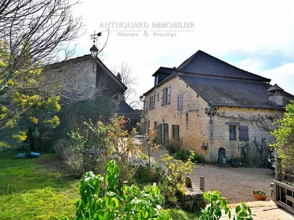 Maison de village, jardin et piscine