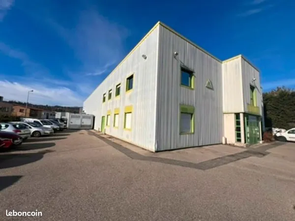 Local d'activité 800 m²