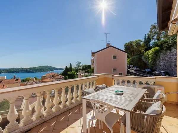 Duplex en dernier étage avec terrasse, vue mer et vue sur le Cap
